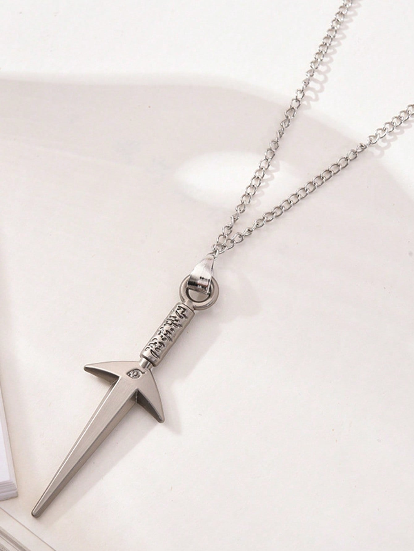 1pc Personalized Fashion Hot-Blooded Cartoon Anime Naruto Weapon Pendant Necklace, Personalized Hip-Hop Kunai, Shuriken Necklace, Suitable For Daily Wear Or As A Gift